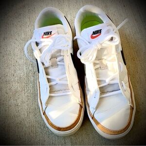 VGUC/Nice Shoes Sz-8.5W NikeLegacyCourt-LowTopSneakers White Leather,Black Logo